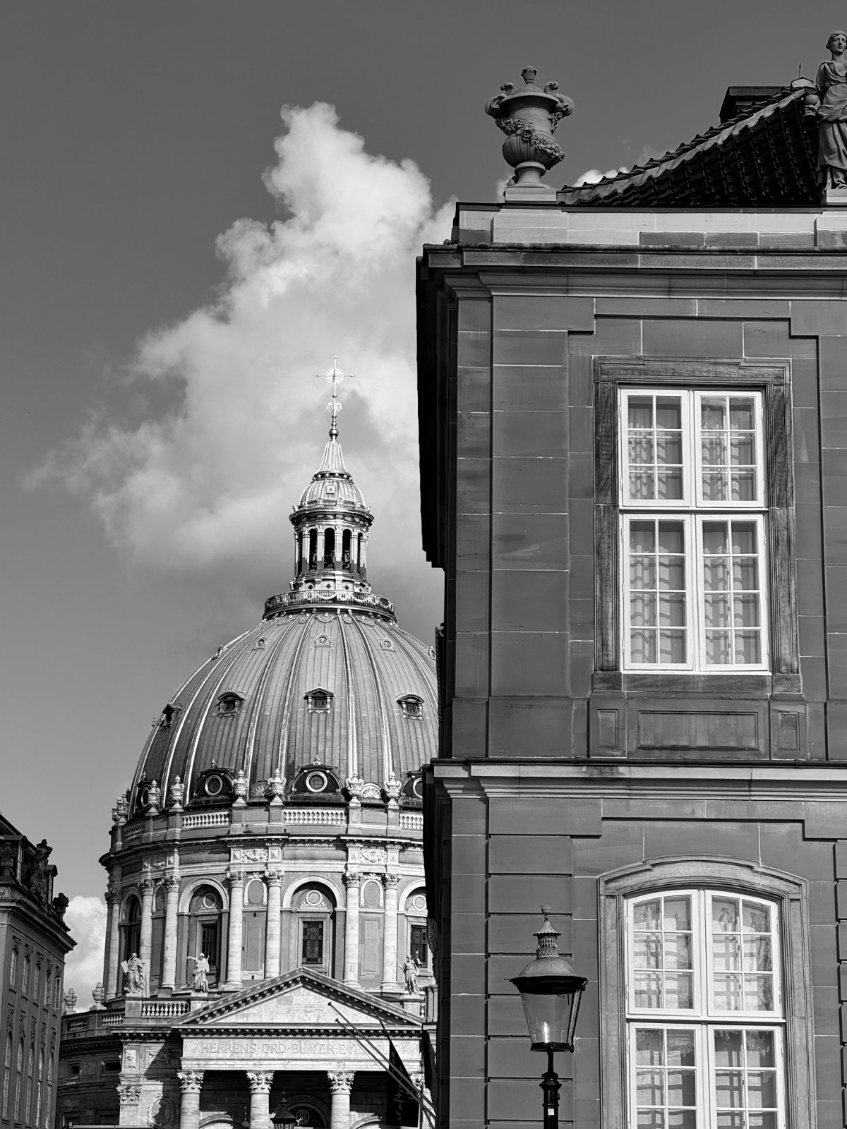 Amalienborg och Marmorkyrkans kupol — svartvitt