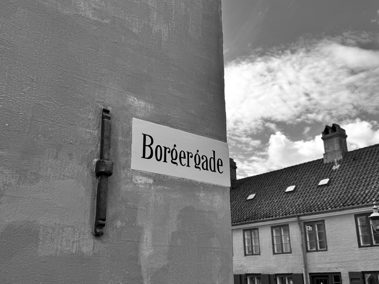 Gatuskylt Borgergade på husgavel — svartvitt