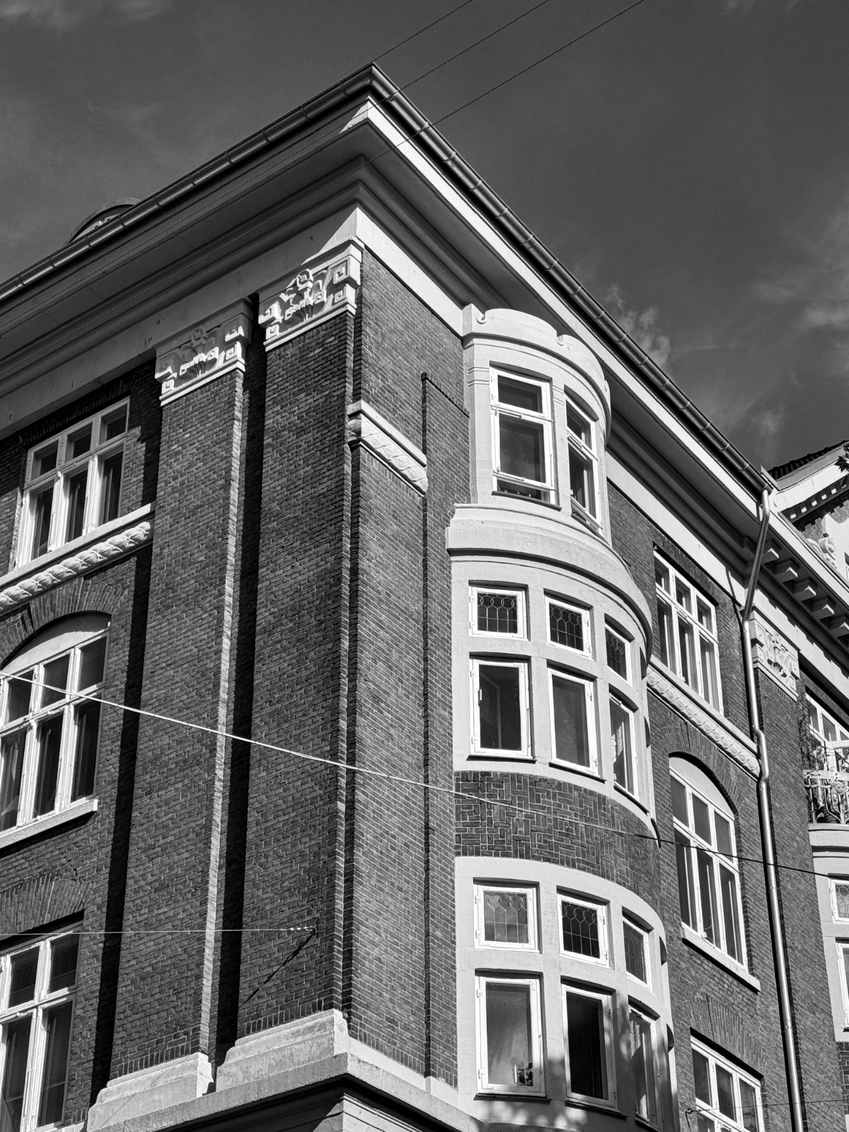 Burspråk på tegelbyggnad — svartvitt