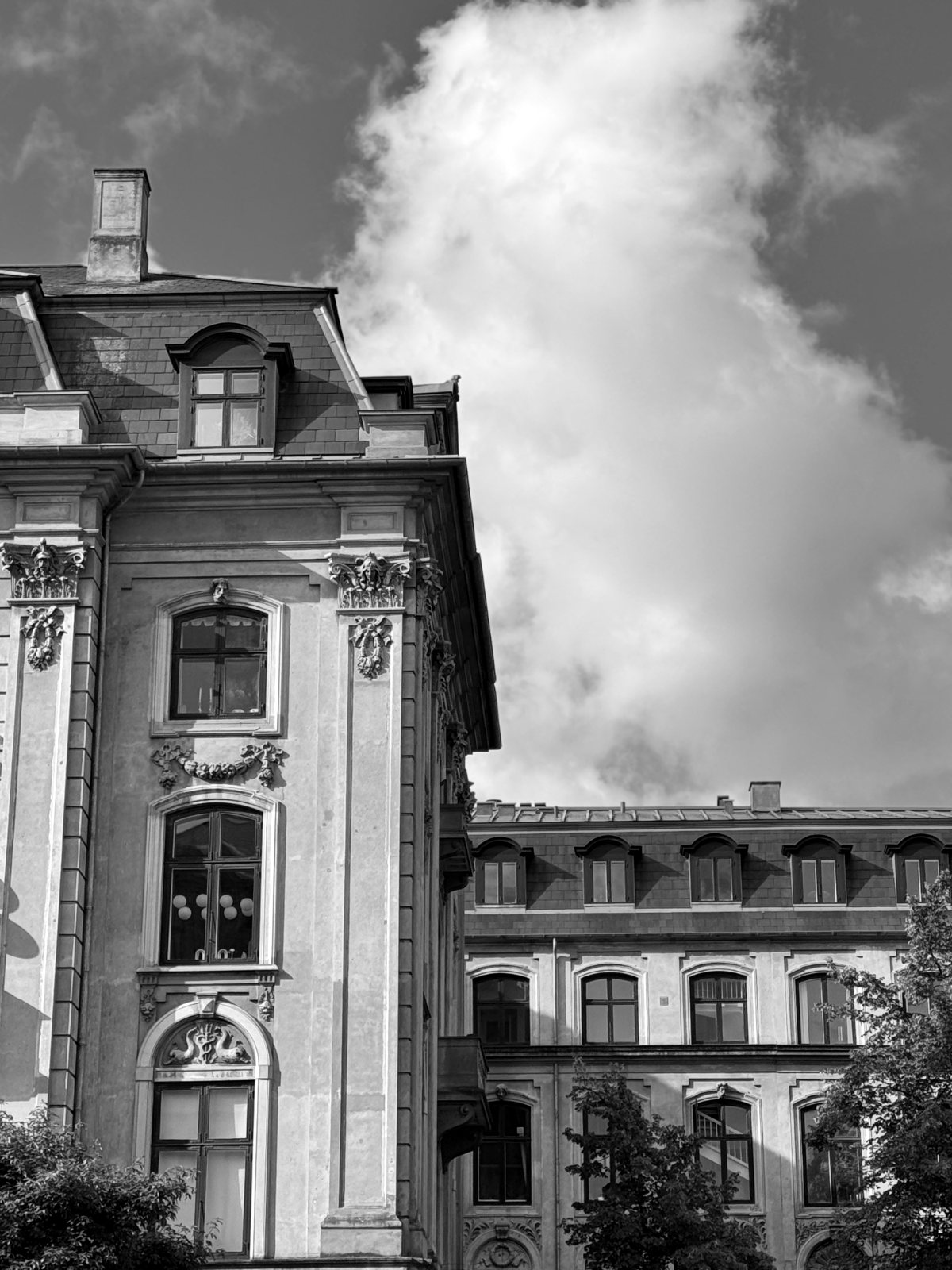 Utsmyckad fasad i Köpenhamn — svartvitt