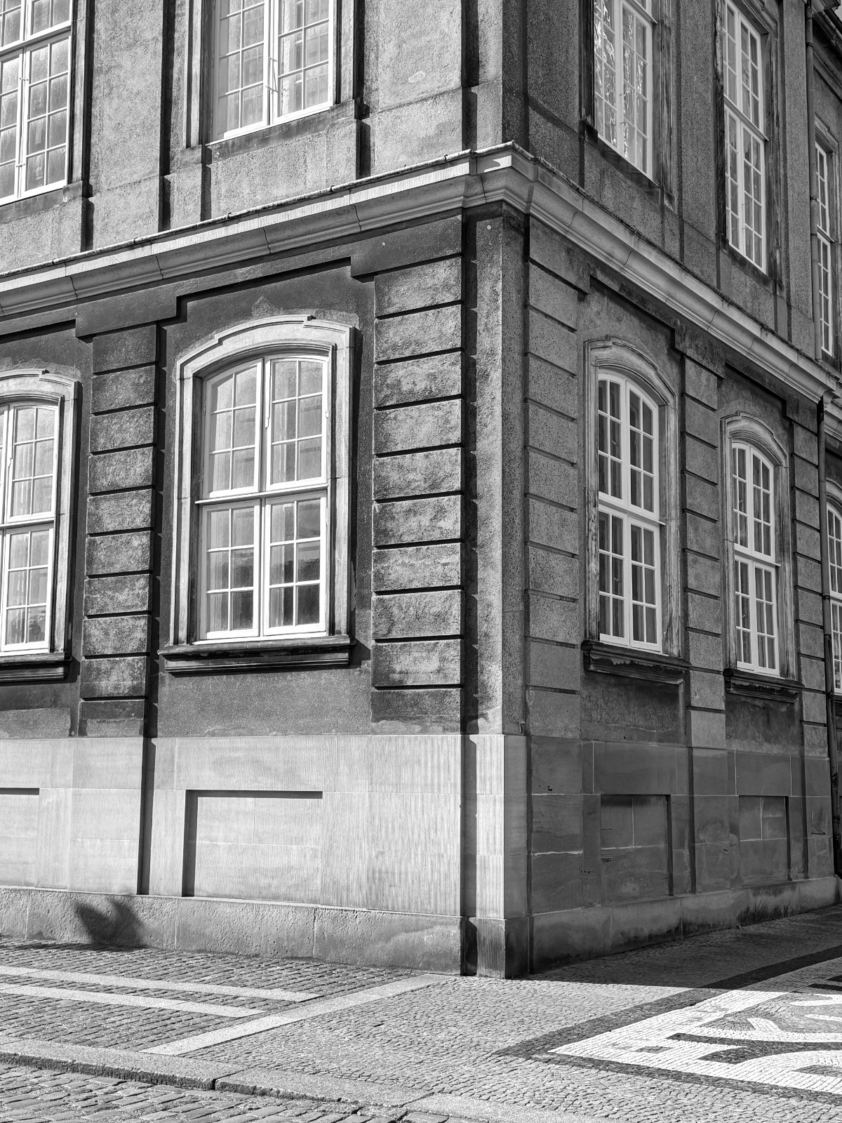 Palatsfasad i Köpenhamn — svartvitt