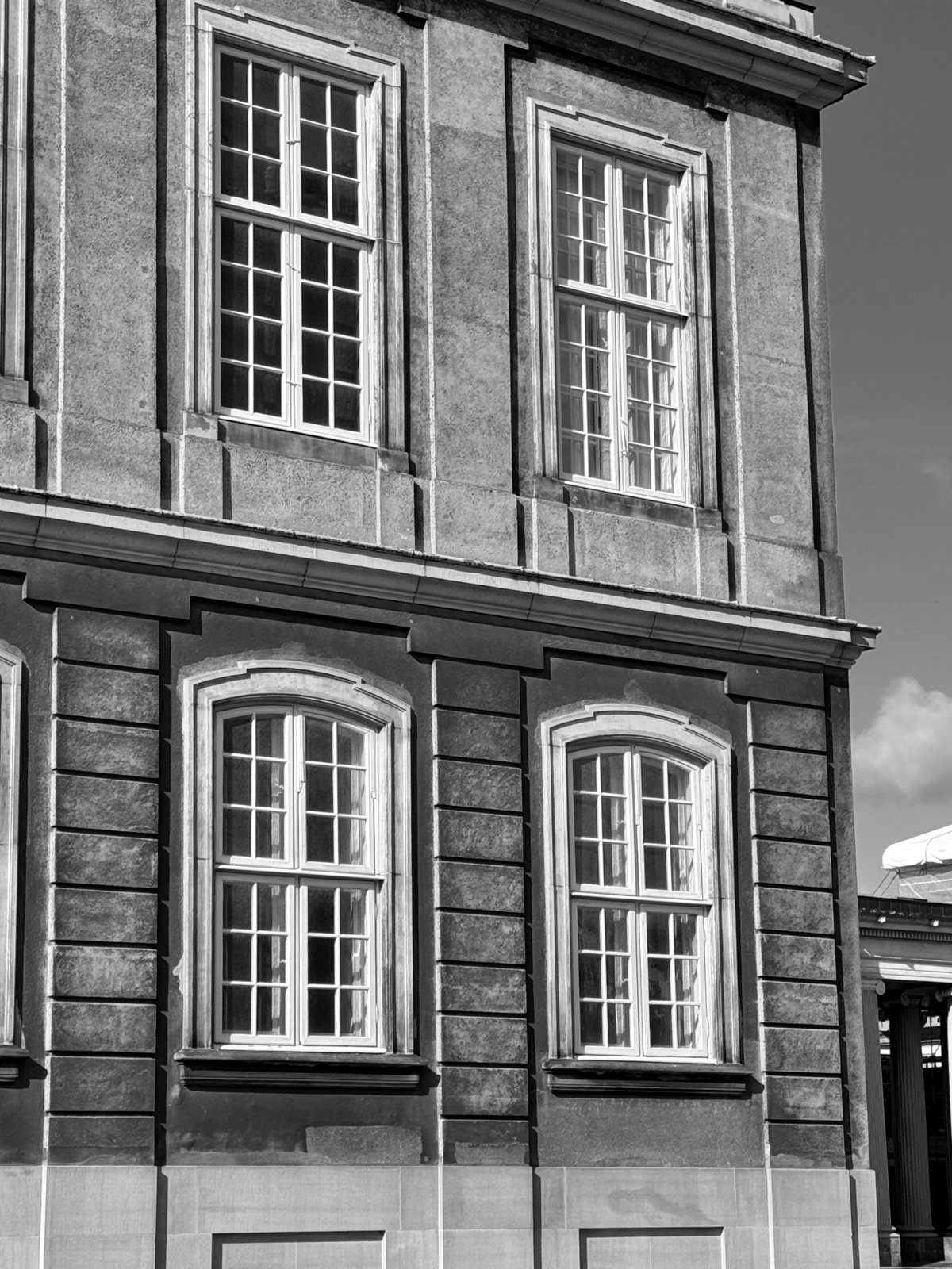 Fönsterfasad i Köpenhamn — svartvitt
