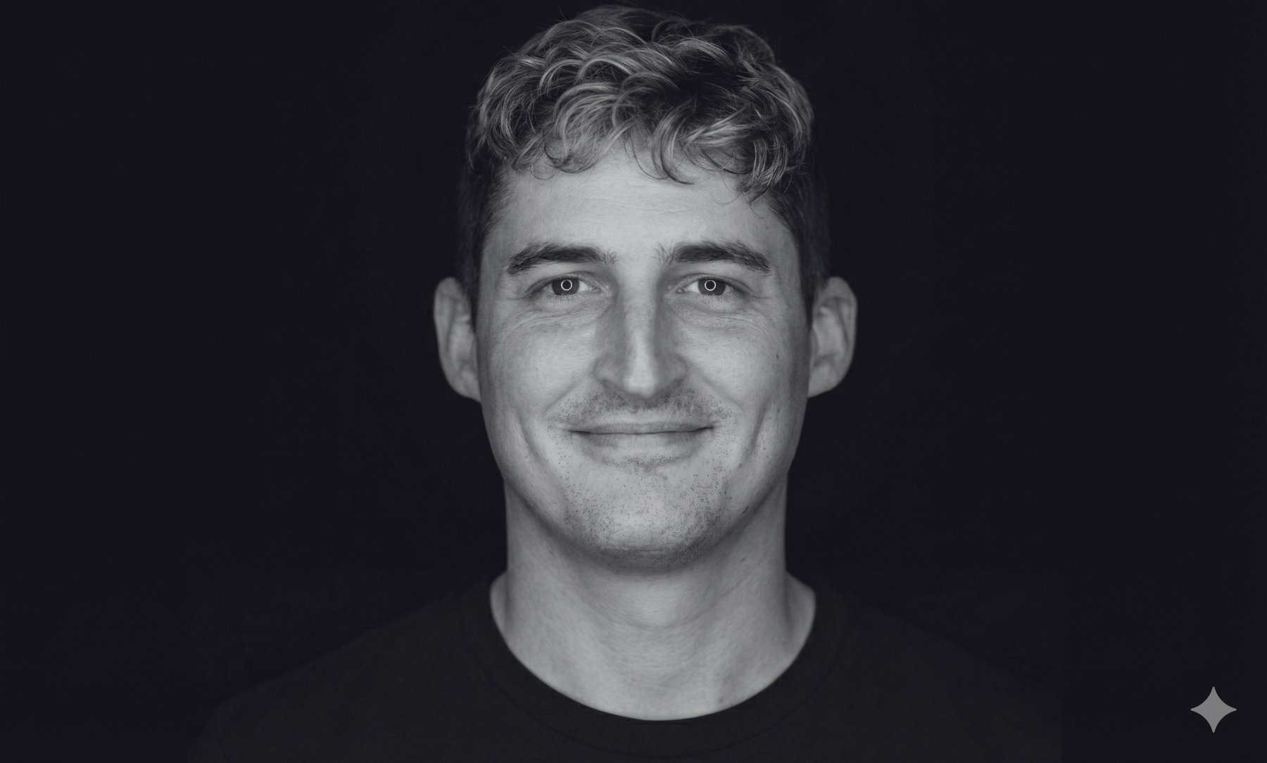 Nicolas — Founder & CEO, svartvitt porträtt