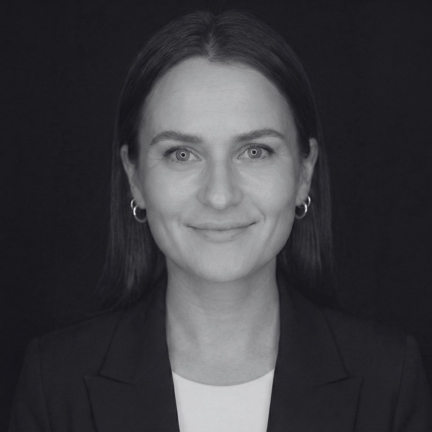 Stephanie — Executive Advisor, svartvitt porträtt
